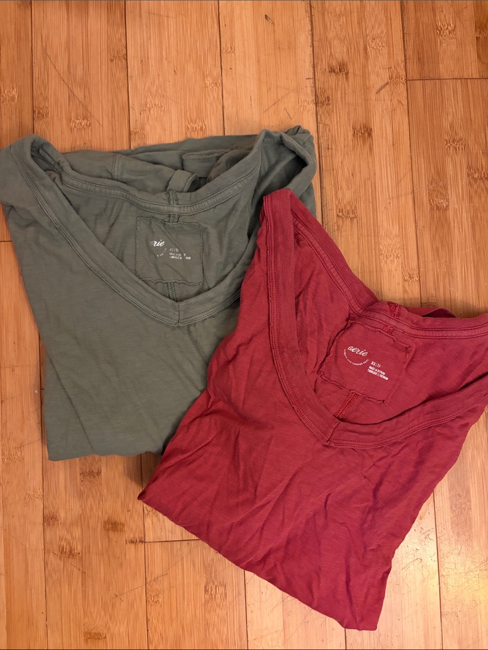 AERIE Everyday V-Neck Tee - Red / Green BUNDLE
oversized XS